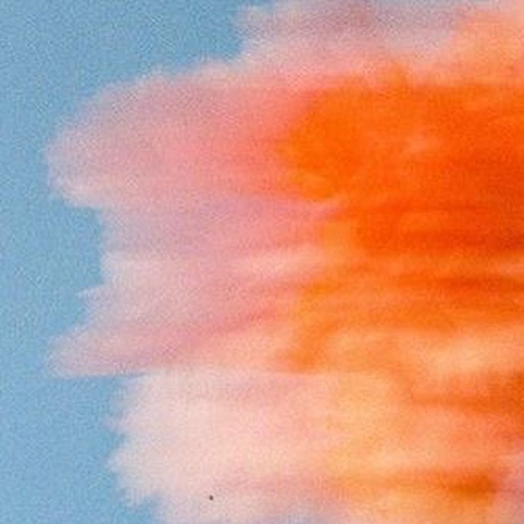 Nuage orange sur ciel bleu